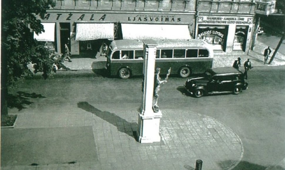 Lengvasis automobilis „Buick“ ir autobusas „Mercedes-Benz“ Kaune, 1936 m.