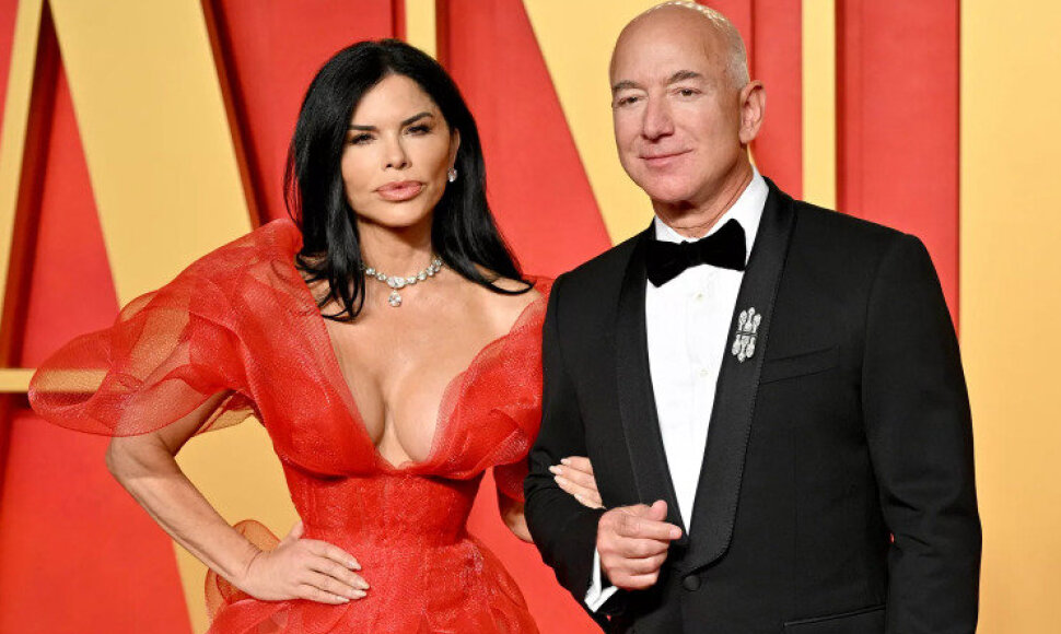  Jeffas Bezosas su būsima žmona Lauren S&aacute;nchez