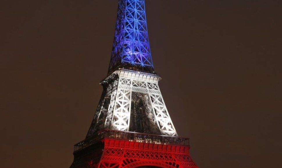 Eifelio bokštas Paryžiuje nušviestas Pracūzijos vėliavos spalvomis