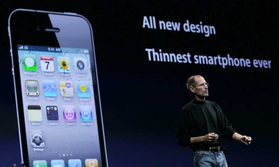 S.Jobsas pristatė ploniausią išmanųjį telefoną rinkoje „iPhone 4“.