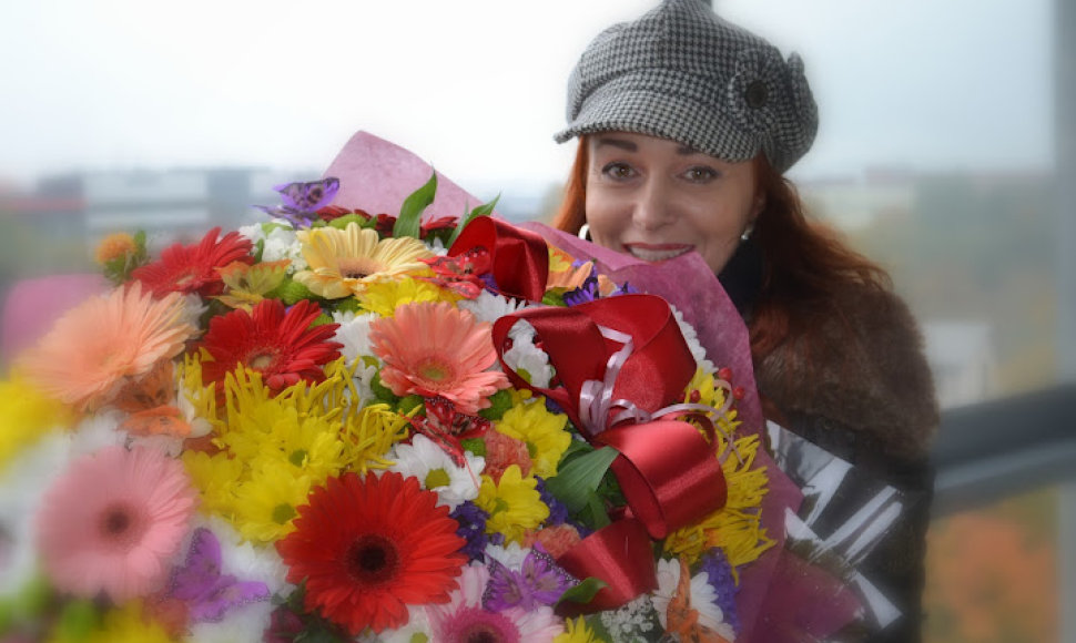 Džordaną 44-ojo gimtadienio proga mylimasis Elegijus pradžiugino didžiule puokšte gėlių.