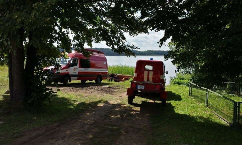 Arino ežere vykdomos skenduolių paieškos