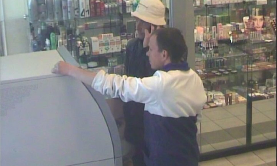 Bankomatų vaizdo kameros užfiksavo įtariamus sukčius
