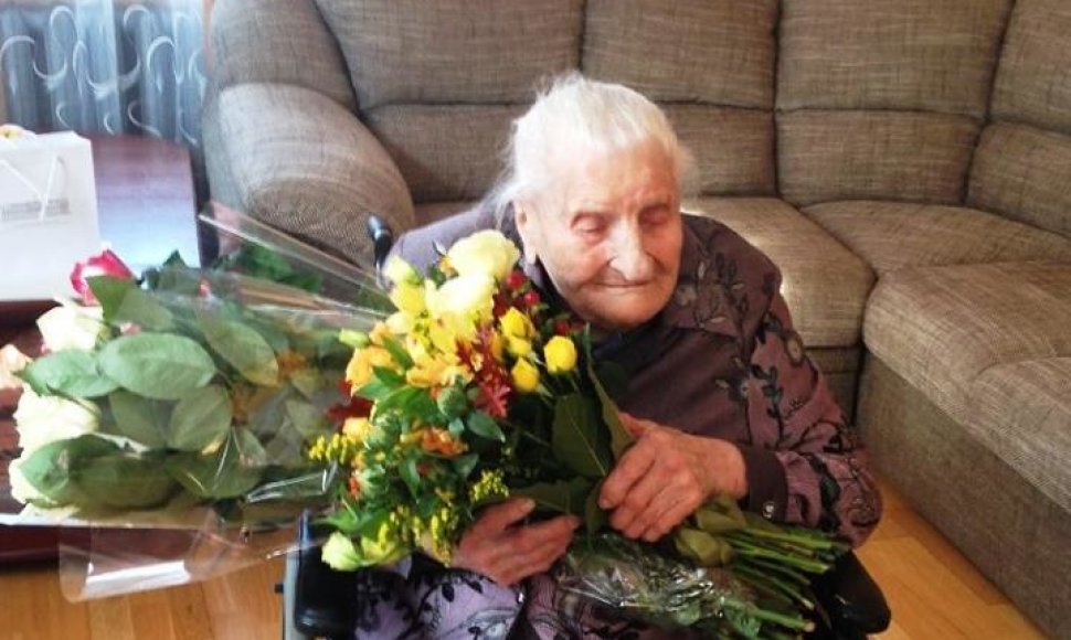 Lietuvos ilgaamžiškumo rekordininkė Emilija Krištopaitienė švenčia 111-ąjį gimtadienį.