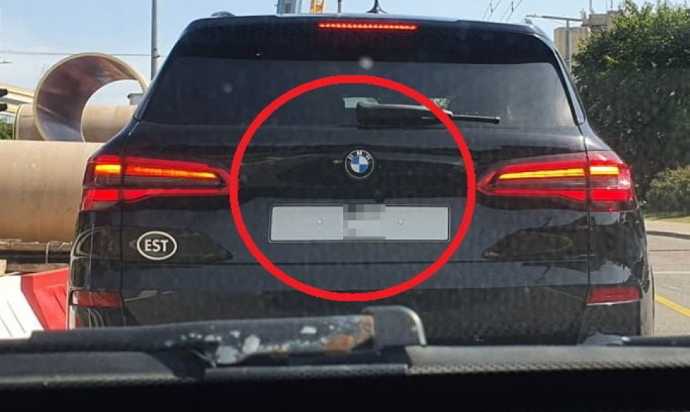 Keistas BMW numeris be šalies simbolio