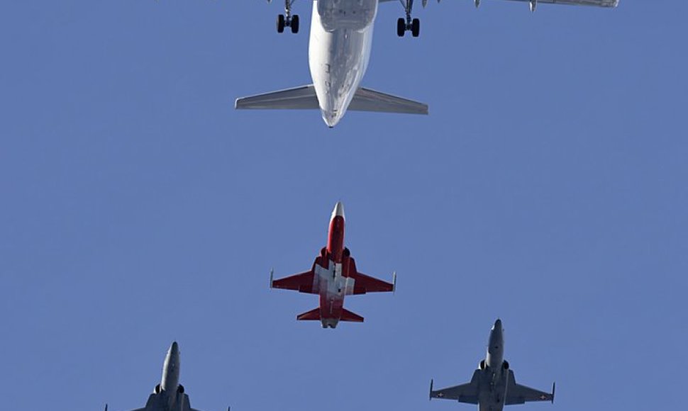 Šveicarijos oro pajėgų akrobatų komandos „Patrouille Suisse“ lydimas lėktuvas „Airbus A320“ 