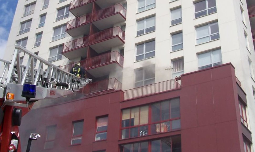 Ugniagesniai gelbėtojai bando patekti į butą