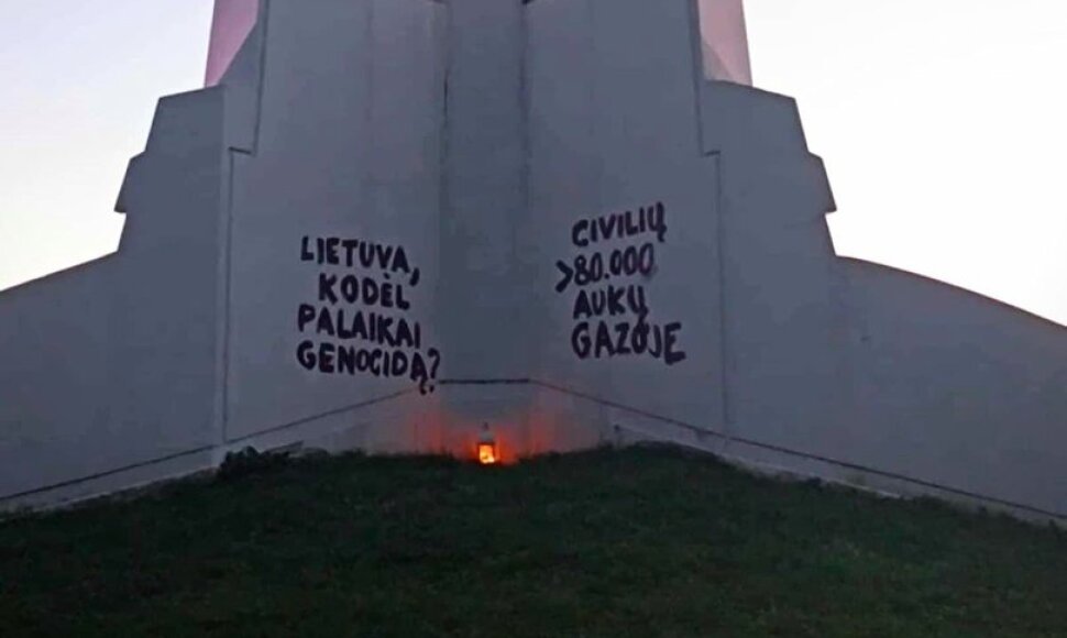 Ant Trijų Kryžių paminklo &ndash; užra&scaron;ai dėl genocido Gazoje