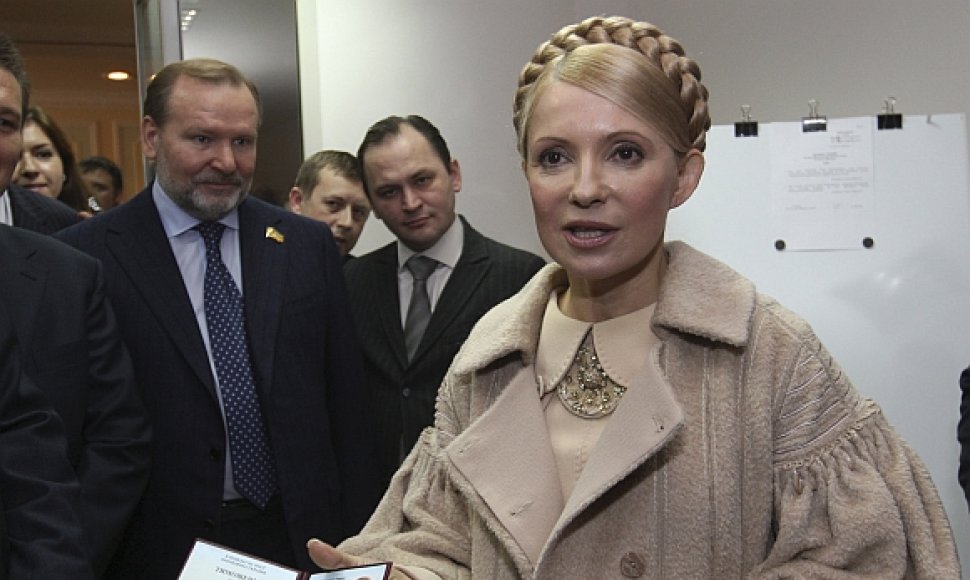 Julija Tymošenko demonstruoja kandidatės į prezidento postą pažymėjimą.