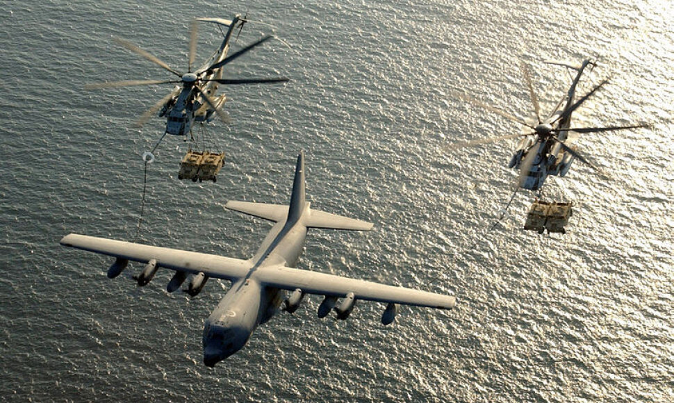 Sunkieji sraigtasparniai CH-53E „Super Stallion“ gabendami krovinį ore pasipildo degalų