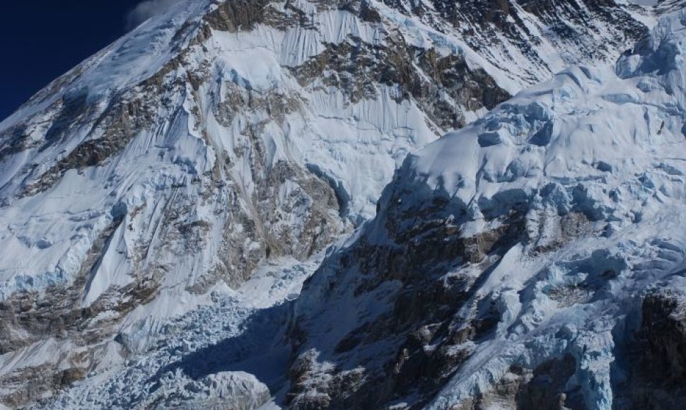 Atšaukus draudimą prasidėjusios ekspedicijos į Everestą pažymėtos mirtimi