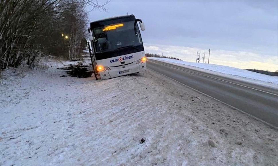 Vėjas nuo kelio netoli Alytaus nupūtė autobusą