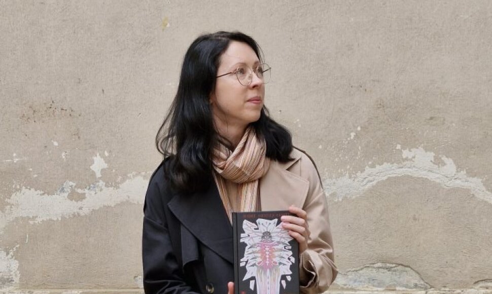 Indrė Motiejūnaitė su knyga
