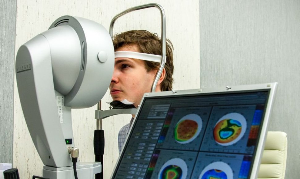 Pastebėta, kad astigmatikai ir kitų regėjimo ydų turintieji dažniau serga migrena, skundžiasi bendru silpnumu, galvos skausmais, o regos korekcija padeda sumažinti šias problemas.