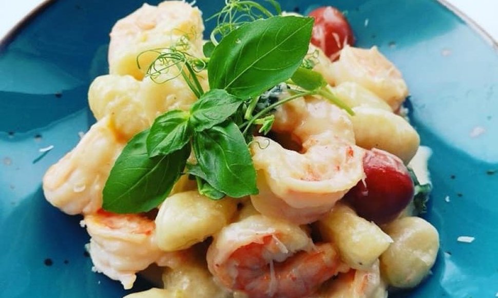 Bulvių virtinukai „gnocchi“ su padažu ir krevetėm