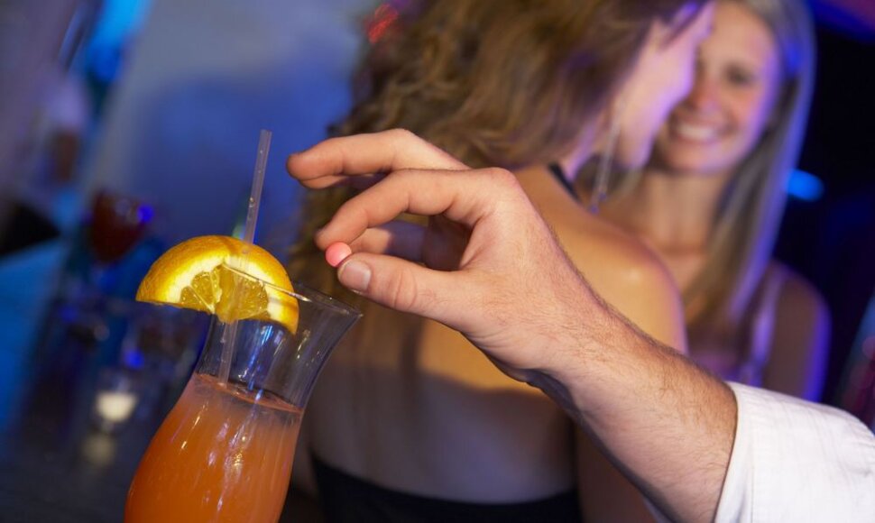 Asociatyvinė nuotrauka. Nekaltas vakaras klube su nepažįstamuoju Margaritai baigėsi tragi&scaron;kai &ndash; vaikinas ją apsvaigino ir vėliau i&scaron;prievartavo.