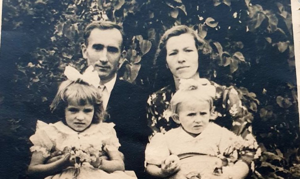 Angelė Jakavonytė ir sesutė Birutė su tėvais Juozu ir Zosia Jakavoniais