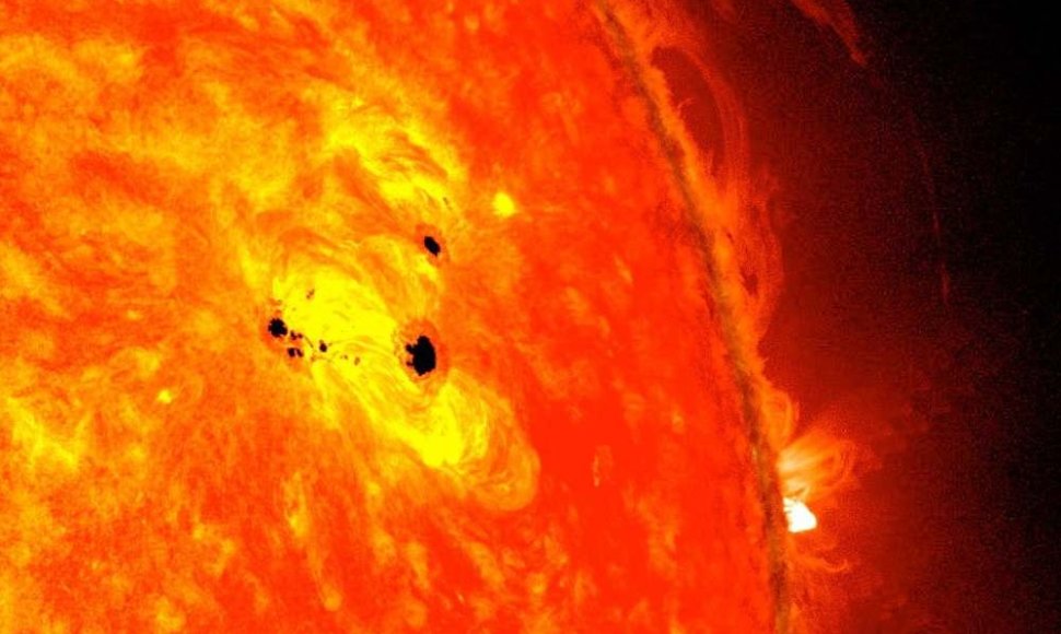 Saulėje formuojasi 6 Žemių dydžio saulės dėmė