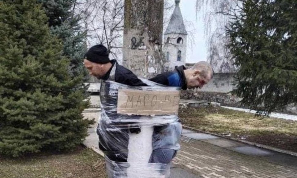 Ukrainoje plėšikai rišami prie gėdos stulpų