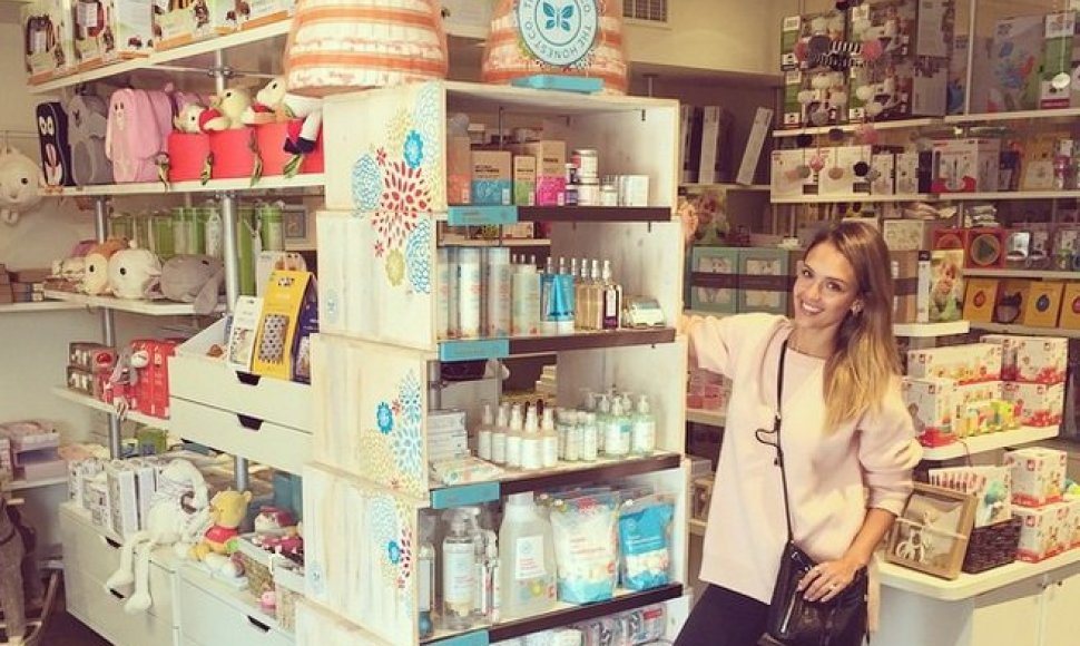 Jessica Alba prie savo produktų „Honest“ lentynos vaikiškų prekių parduotuvėje
