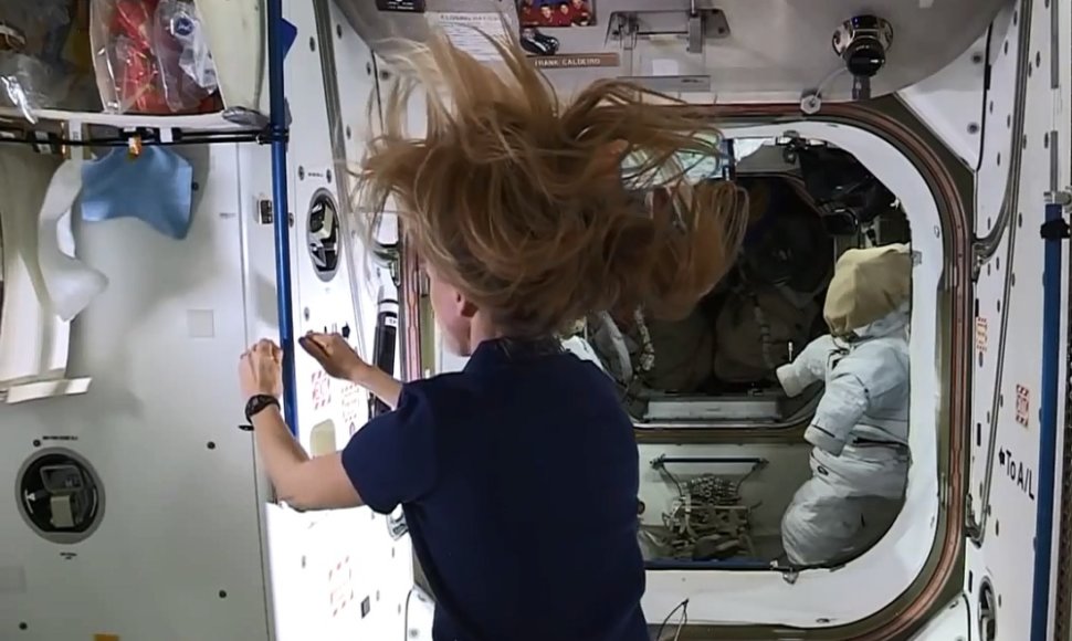 TKS dirbanti NASA astronautė Karen Nyberg pademonstravo, kad norint pajudėti kosmose užtenka vos vieno plauko.