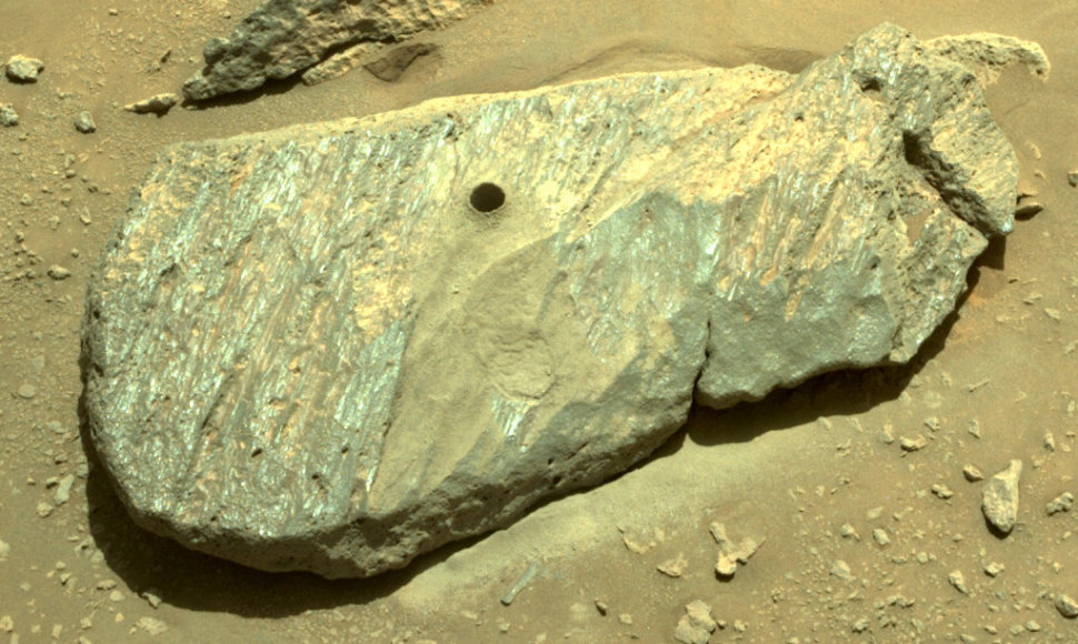 Marso akmenyje matoma skylė – vieta, iš kurios buvo paimtas mėginys