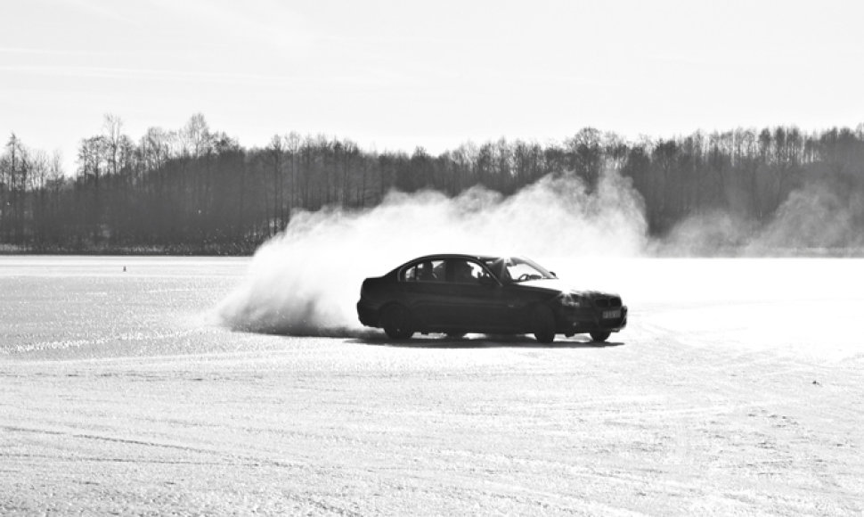 Automobilis ant ledo