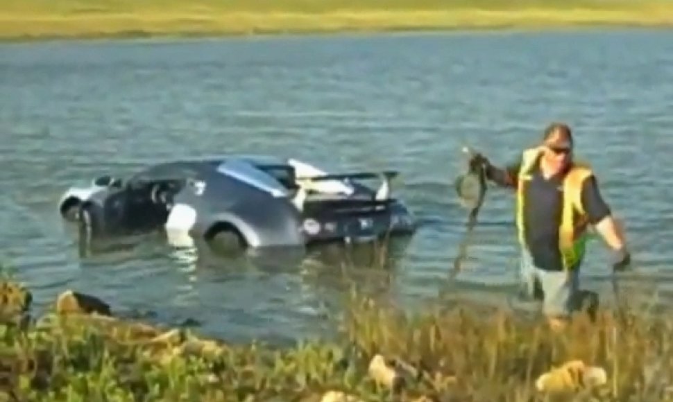 Prabangią mašiną teko traukti iš sūraus vandens lagūnos.