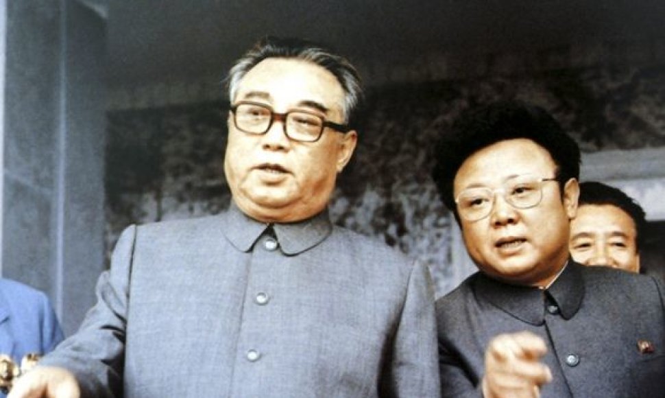 Kim Il-Sungas (kairėje), su sūnumi Kim Jong-Ilu (1983 m. rugsėjis)