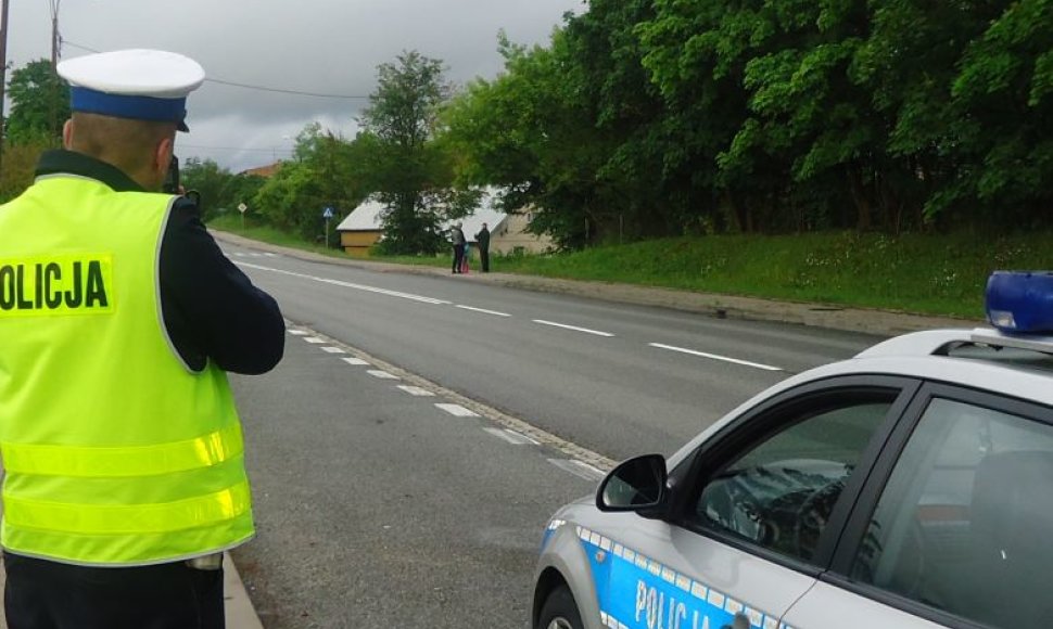 Lenkijos policija matuoja greitį.