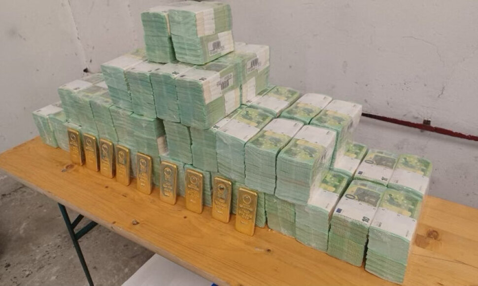 Vengrija konfiskavo Ukrainos turtą: 40 mln. dolerių ir 9 kg aukso