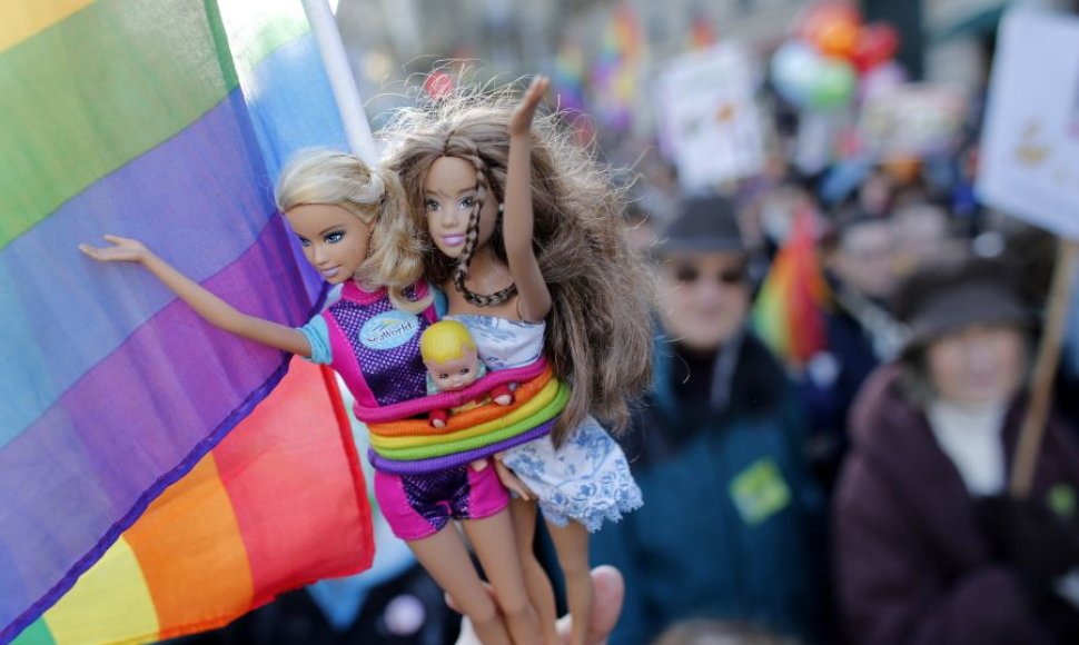 Paryžiaus gatvėmis žygiavo homoseksualų santuokų rėmėjai
