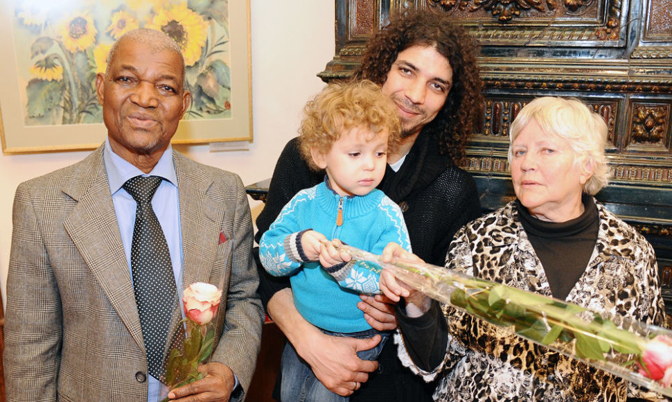 Viktoras Diawara su sūnumi Kipru ir tėvais – Gaoussou Diawara ir Viktorija Prėskienyte-Diawara