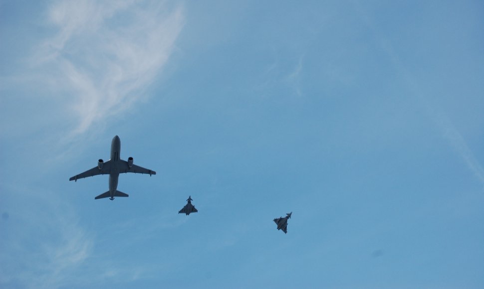 Į Šiaulius atskrido du Italijos karinių oro pajėgų naikintuvai „Eurofighter Typhoon“ ir degalų papildymo lėktuvas „Boeing KC-767A“
