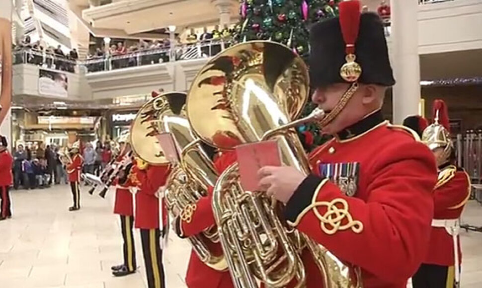Britų kariuomenės muzikantų netikėtas pasirodymas