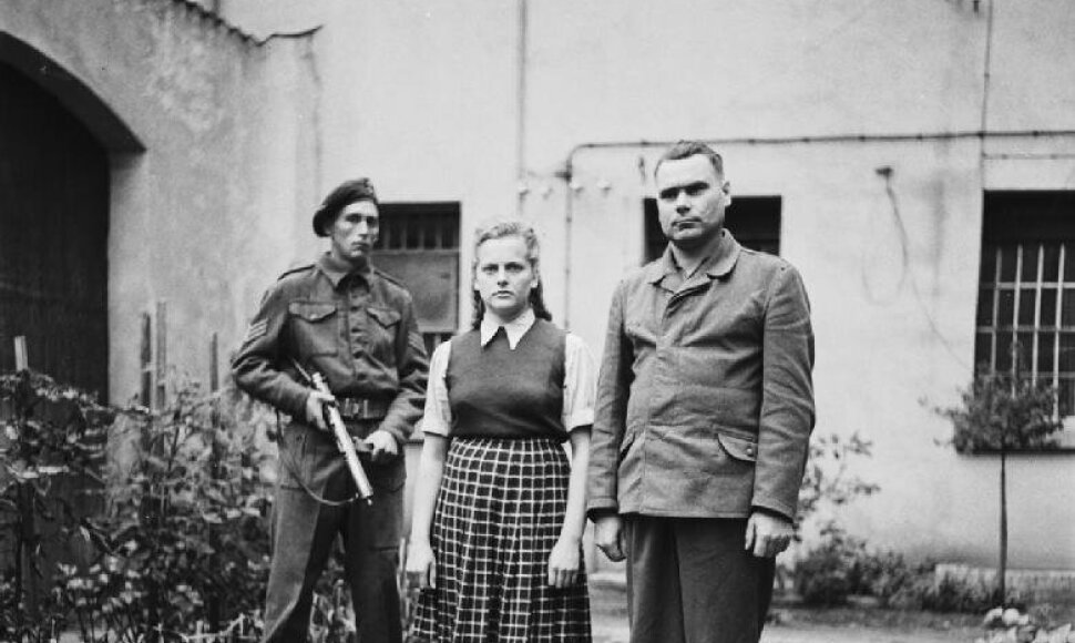 Irma Grese (viduryje) kalėjime 1945 m. rugpjūtį