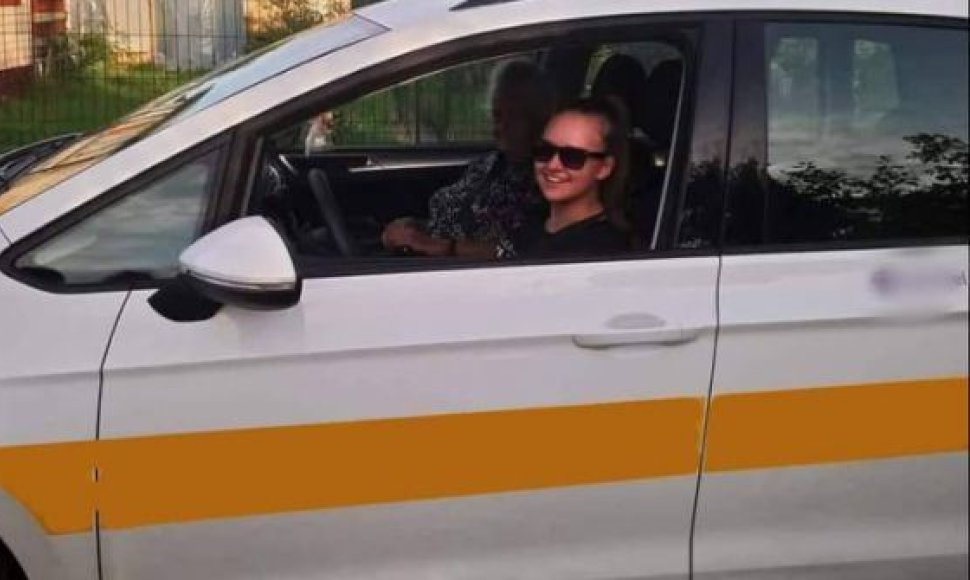 Taksi automobilį vairuojanti Gustė Lelešiūtė