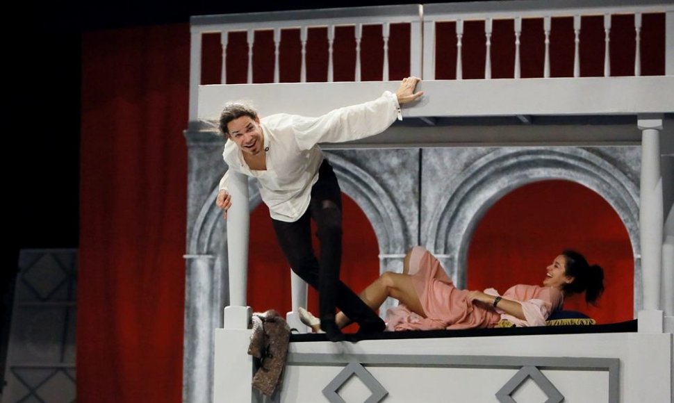 Scena iš spektaklio „Romeo ir Džiuljeta“