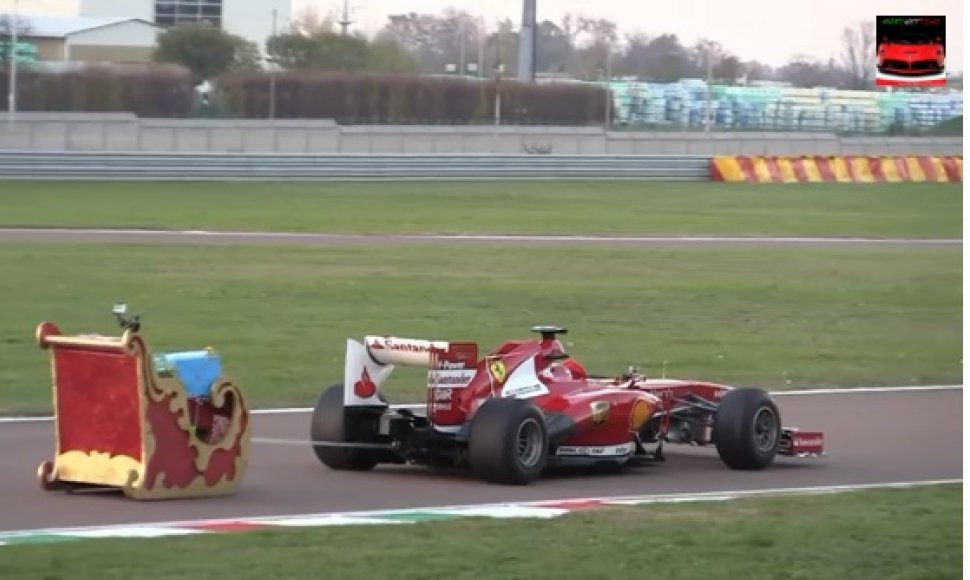„Ferrari“ bolidas traukia roges 