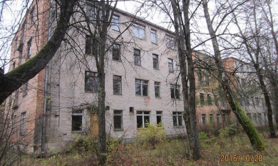 Varėnos rajone mokyklos pastatas ir bendrabutis