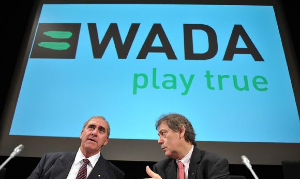 Generalinis WADA sekretorius D.Howmanas (d.) atsisako leistis į kompromisus su FIFA ir UEFA organizacijomis ir grasina, jog futbolas gali būti išbrauktas iš olimpinių žaidynių programos.