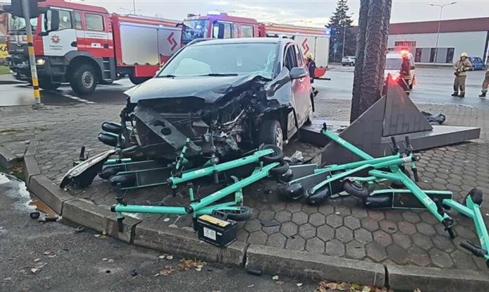 Panevėžyje susidūrė du automobiliai, vairuotojai i&scaron;vežti į ligoninę