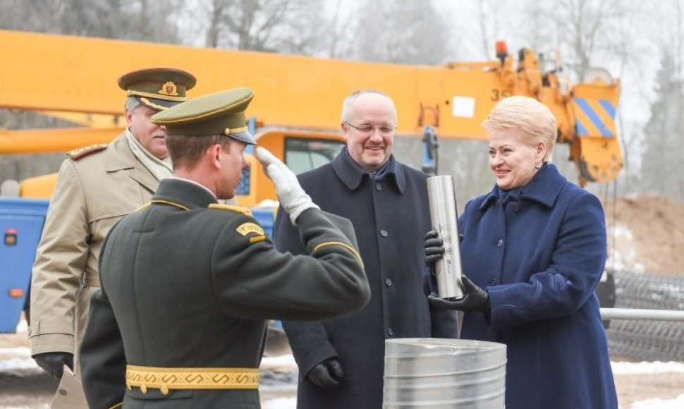 Dalia Gyrbauskaitė dalyvauja ilgojo nuotolio radaro statybos kapsulės įkasimo ceremonijoje.