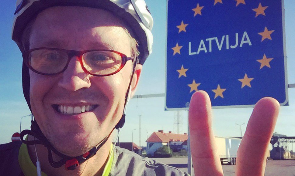 Aidas Jarušaitis dviračiu keliauja Baltijos keliu