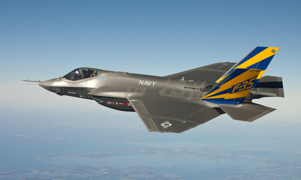 JAV naikintuvas „F-35C Lightning II“ atlieka bandomąjį skrydį 2011 metais.