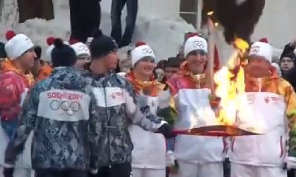 Atvira liepsna deganti olimpinė ugnis