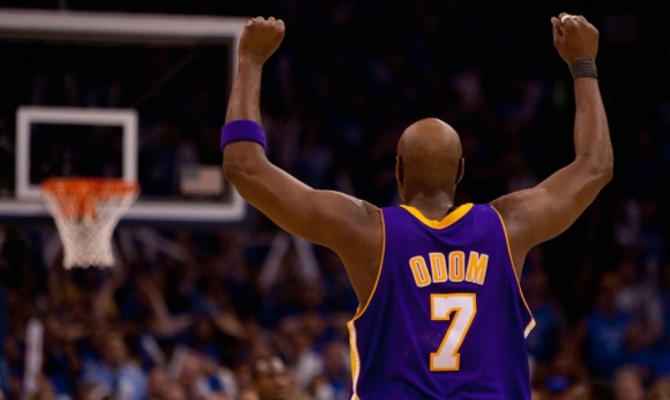 „Lakers“ žaidėjas Lamaras Odomas triumfuoja po pergalės.