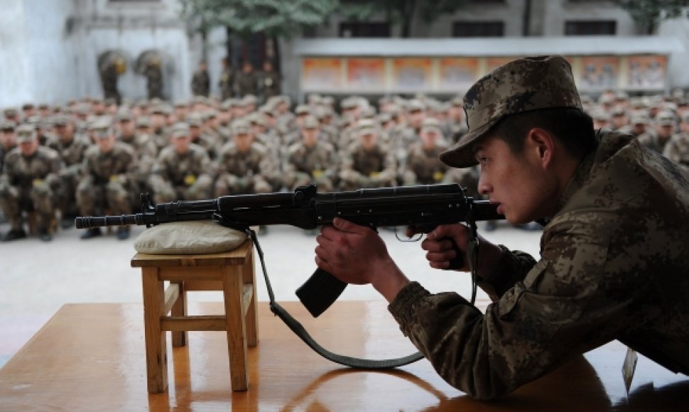 Kinijos armijos šauktiniai šaudymo pratybose