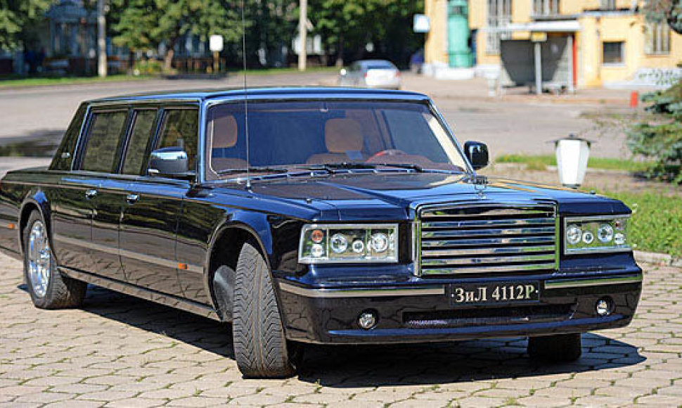 Kolekcininkams parduodamas V.Putinui pagamintas limuzinas ZIL-4112P