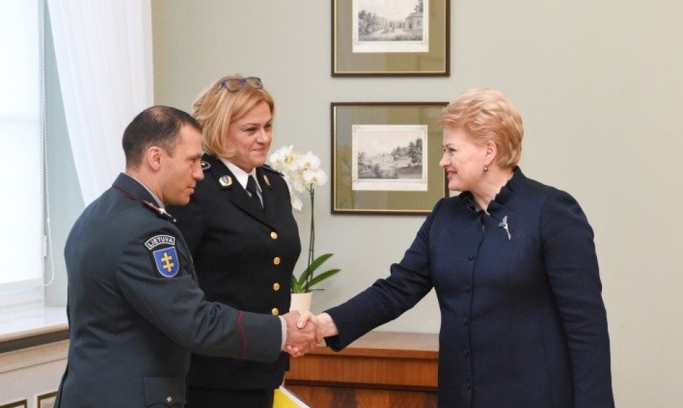 Prezidentė susitinka su Kalėjimų departamento direktore Živile Mikėnaite ir Policijos generaliniu komisaru Linu Pernavu.